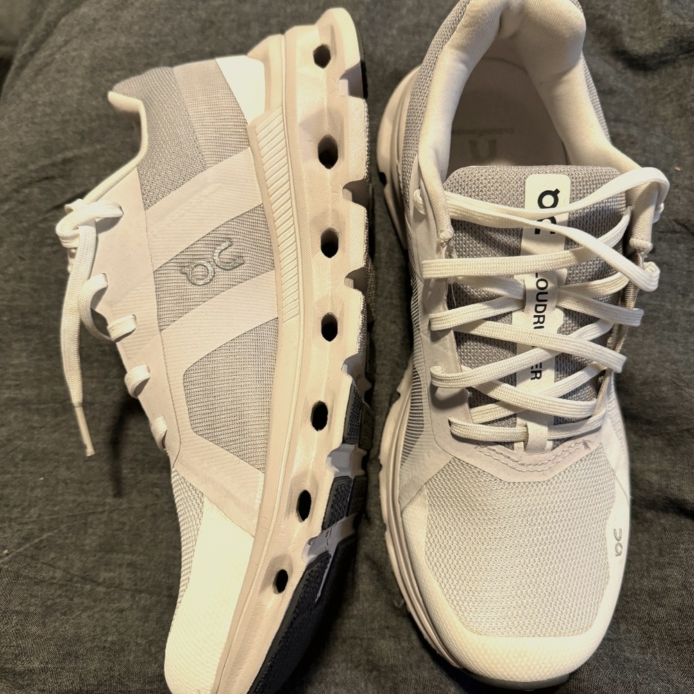On Cloudrunner, 8.5, White, LIKE NEW